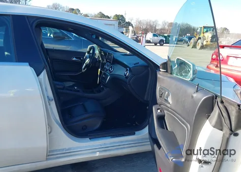 2014 Mercedes-Benz Cla 250 z USA, uszkodzony, nr VIN WDDSJ4EB5EN069354